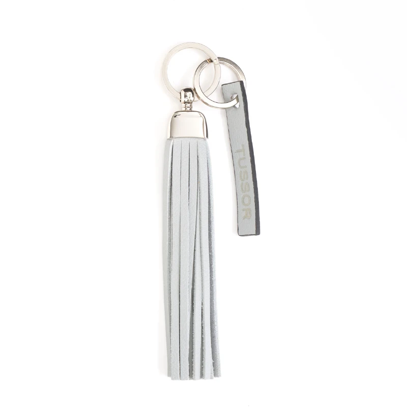 porte-clés pompon en cuir gris clair