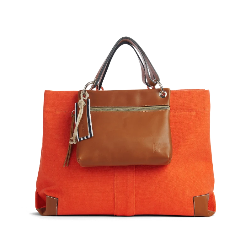 Une idée cadeau pour la fête des mères, un sac corail et sa pochette en cuir gold.