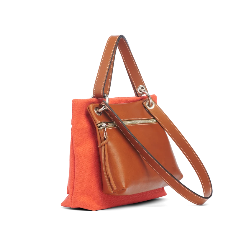Une idée cadeau pour fêtes des mères, une pochette corail et sa pochette et son anse en cuir gold