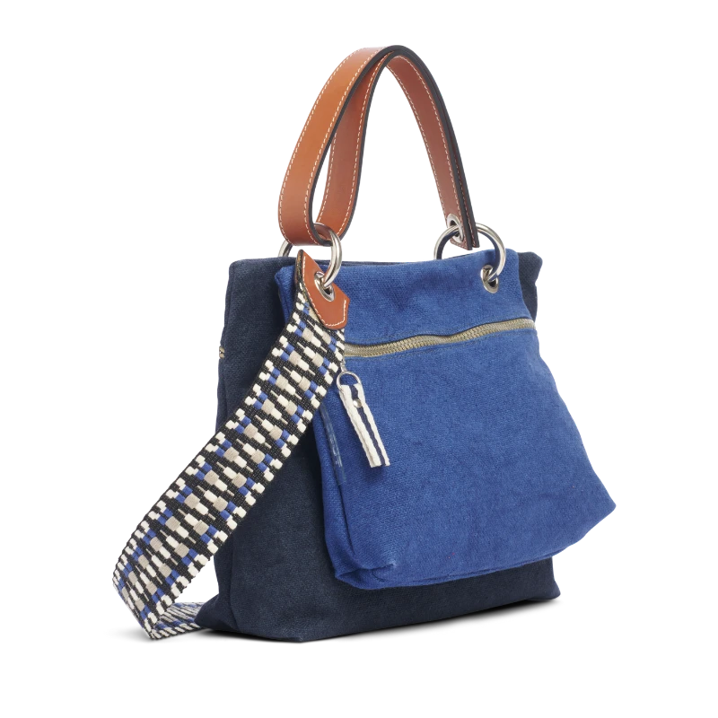 pochette yole en coton bleu roi accrochee sur un equipier marine avec une anse canotage en cuir gold et une sangle classique chic