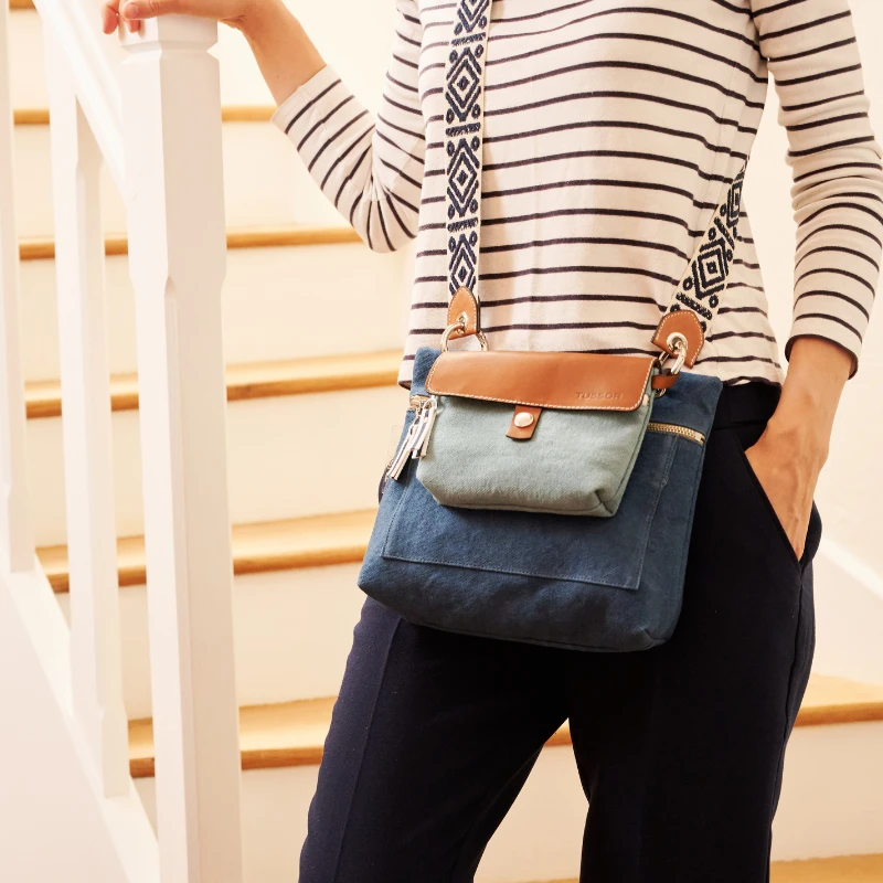 pochette mobile amovible en coton bleu français et cuir sur une pochette equipier bleu canard
