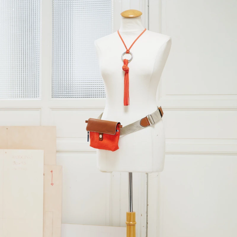 pochette mobile amovible en coton corail et cuir sur une ceinture
