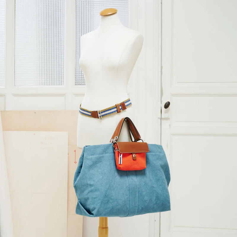 pochette mobile amovible en coton corail et cuir sur un sac canotage large en coton bleu français
