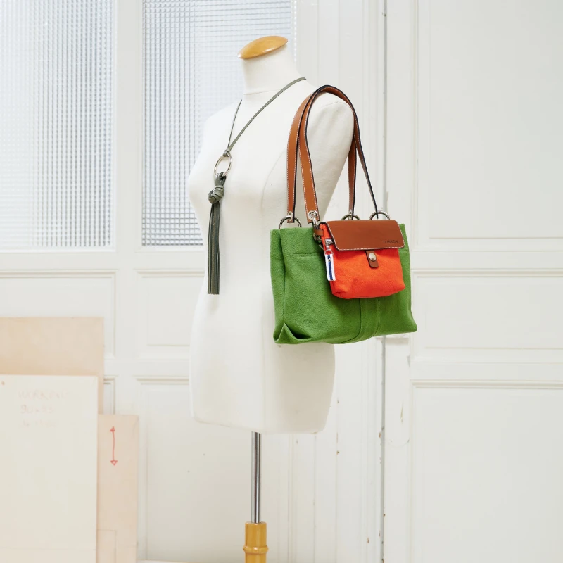 pochette mobile amovible en coton corail et cuir sur un sac canotage small en coton vert