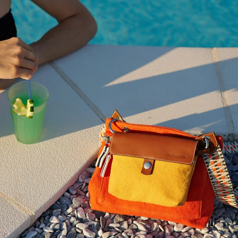 pochette mobile jaune sur un équipier corail au bord de la piscine