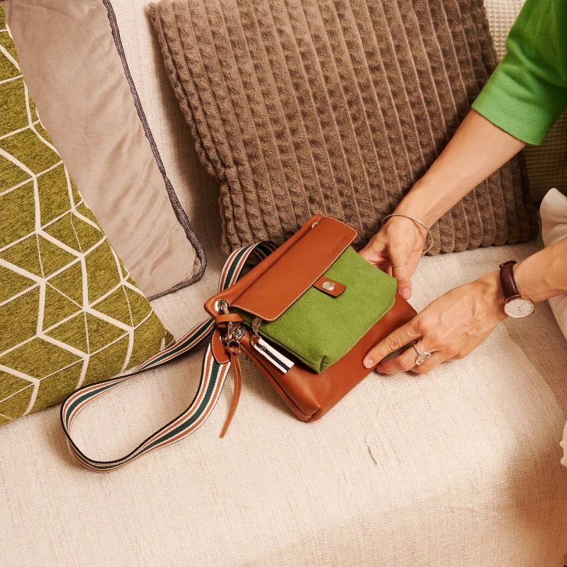 pochette mobile amovible en coton vert et cuir sur une pochette yole en cuir gold