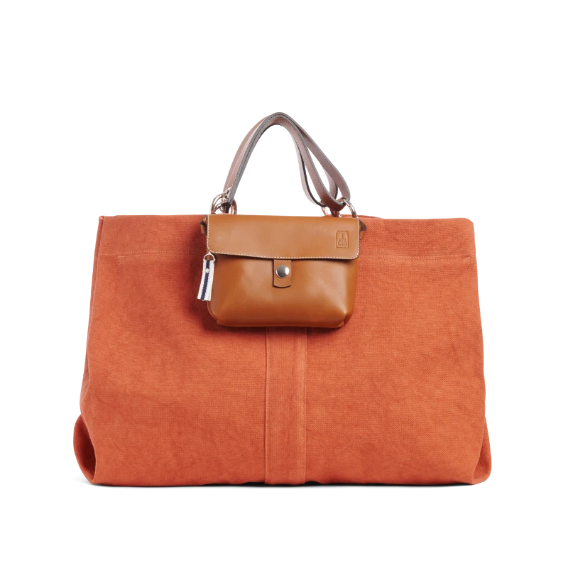 pochette mobile amovible en cuir veau gold sur un sac canotage large en coton brique