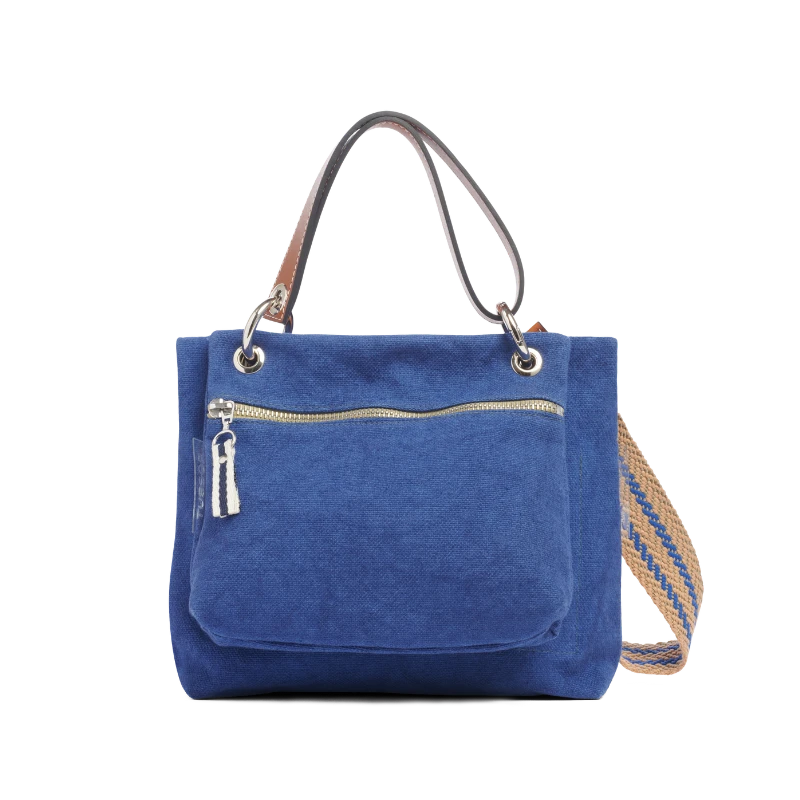 pochette yole en coton bleu roi accrochee sur un equipier bleu roi avec une anse canotage en cuir gold et une sangle naturel cobalt