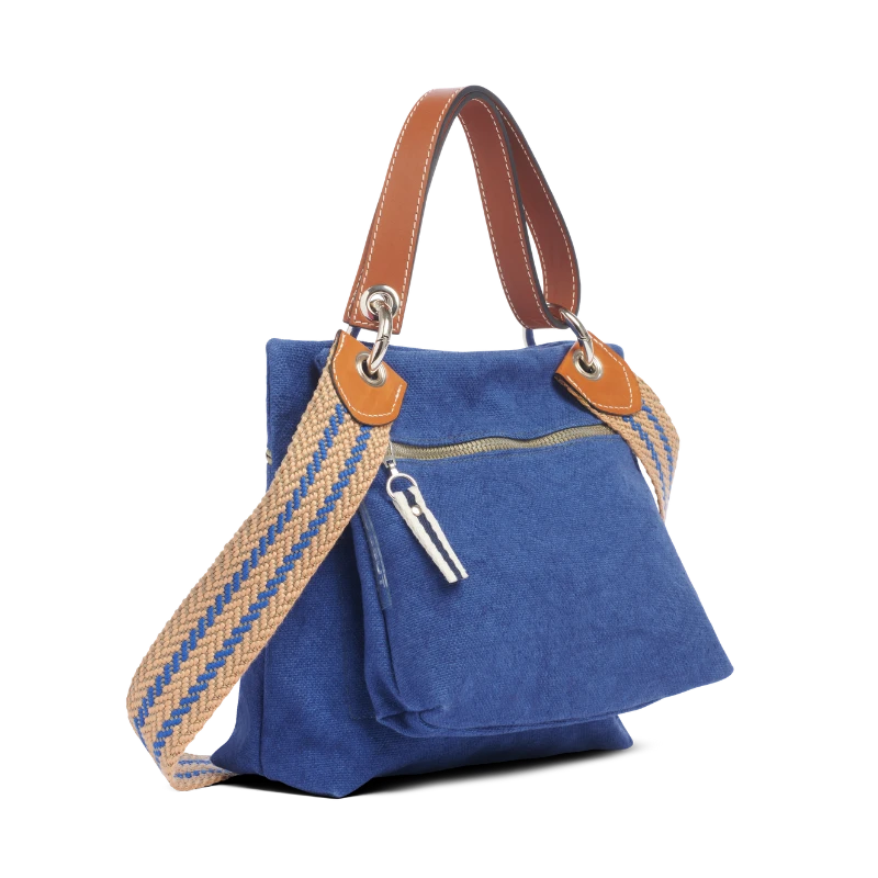 pochette yole en coton bleu roi accrochee sur un equipier bleu roi avec une anse canotage en cuir gold et une sangle naturel cobalt