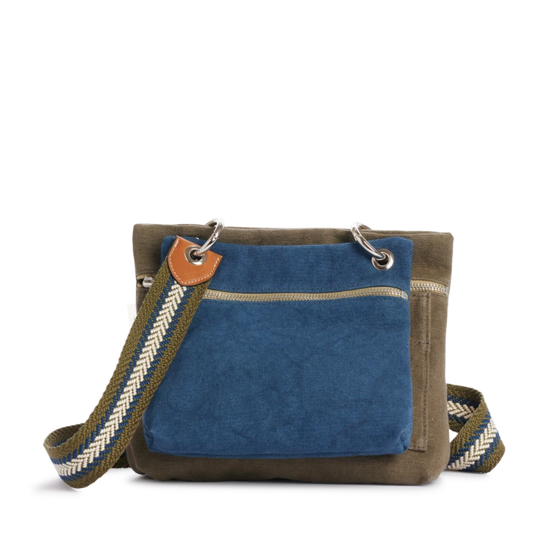 pochette yole en coton bleu canard accrochee à un equipier kaki et à une sangle tribal army