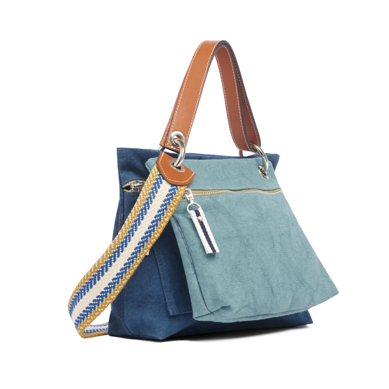 pochette yole en coton bleu français accrochee à un equipier bleu canard à une anse canotage en cuir et à une sangle tribal pain d'epice