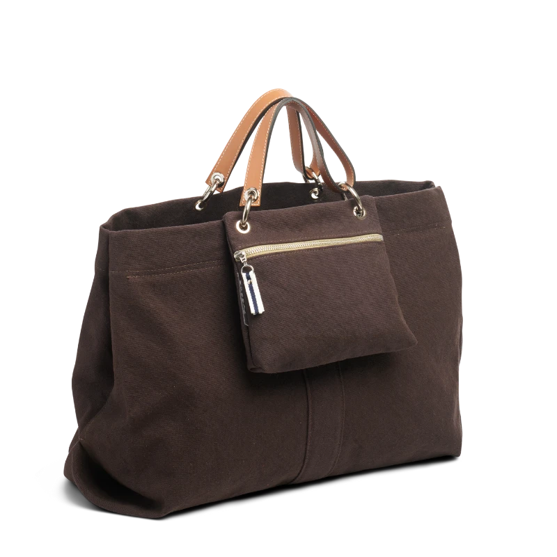 pochette yole en coton chocolat accrochée sur un sac canotage large chocolat
