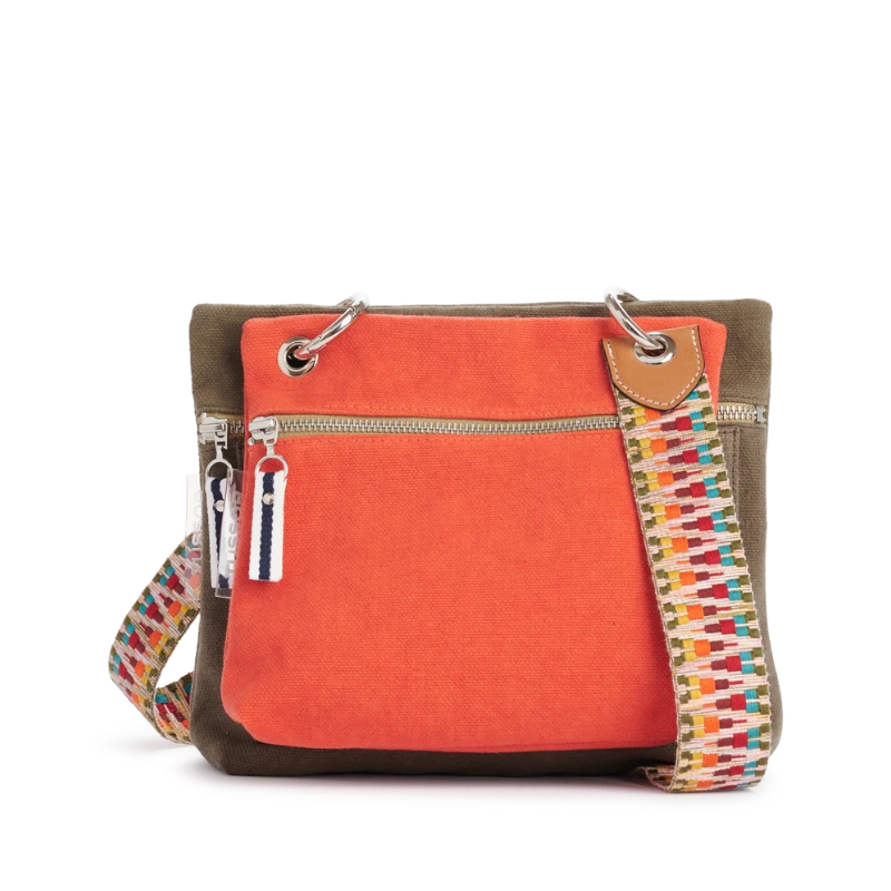 pochette yole en coton corail accrochee à un equipier taupe et à une sangle pachamama par des mousquetons