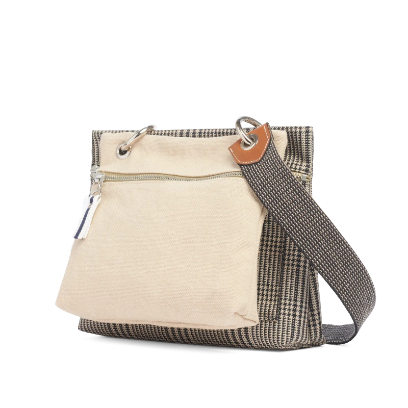 pochette yole en coton grege accrochee à un equipier polyester prince de Galles et sa sangle grisee