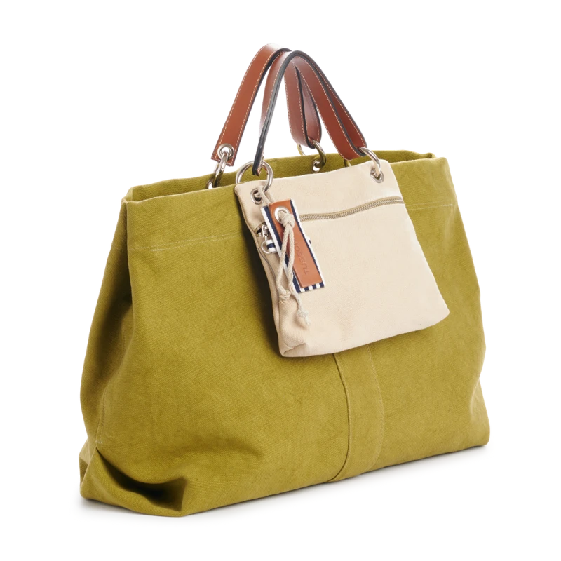 pochette yole en coton grege accrochee à un sac large olive