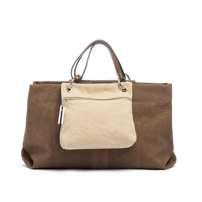 pochette yole en coton grege accrochee à un sac medium taupe