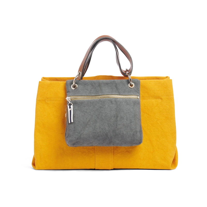 pochette yole en coton gris accrochée sur un sac canotage medium jaune