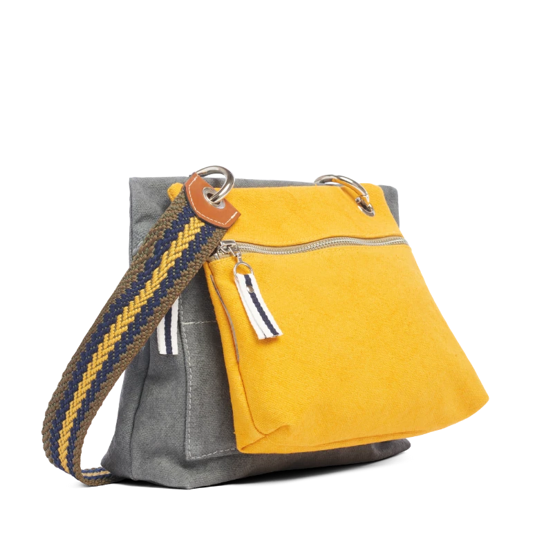 pochette yole en coton jaune accrochee à un equipier gris avec une sangle tribal or