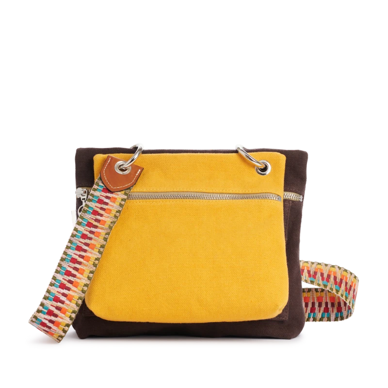 pochette yole en coton jaune accrochee sur un equipier chocolat avec une sangle pachamama