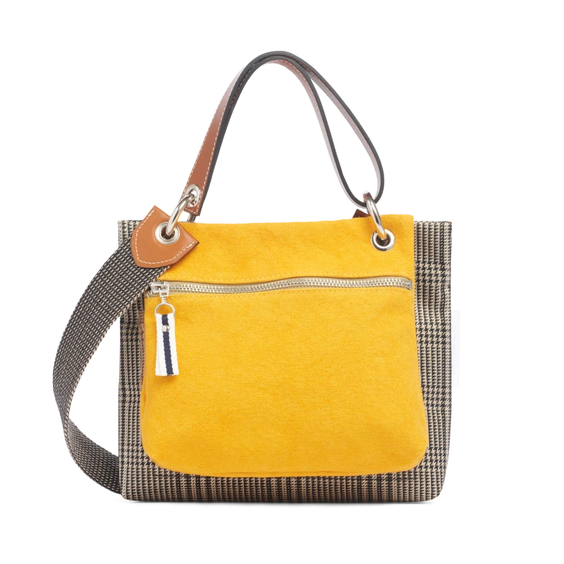 pochette yole en coton jaune accrochee à un equipier polyester prince de Galles avec une anse en cuir gold et à une sangle grisee