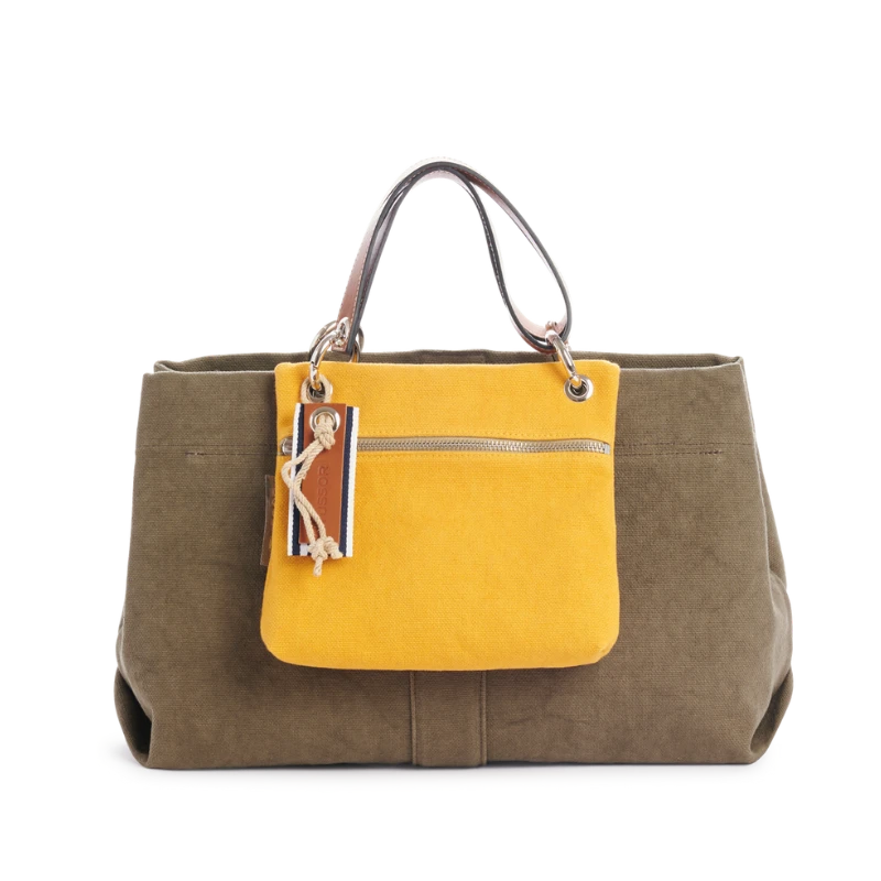 pochette yole en coton jaune accrochee à un sac canotage medium kaki