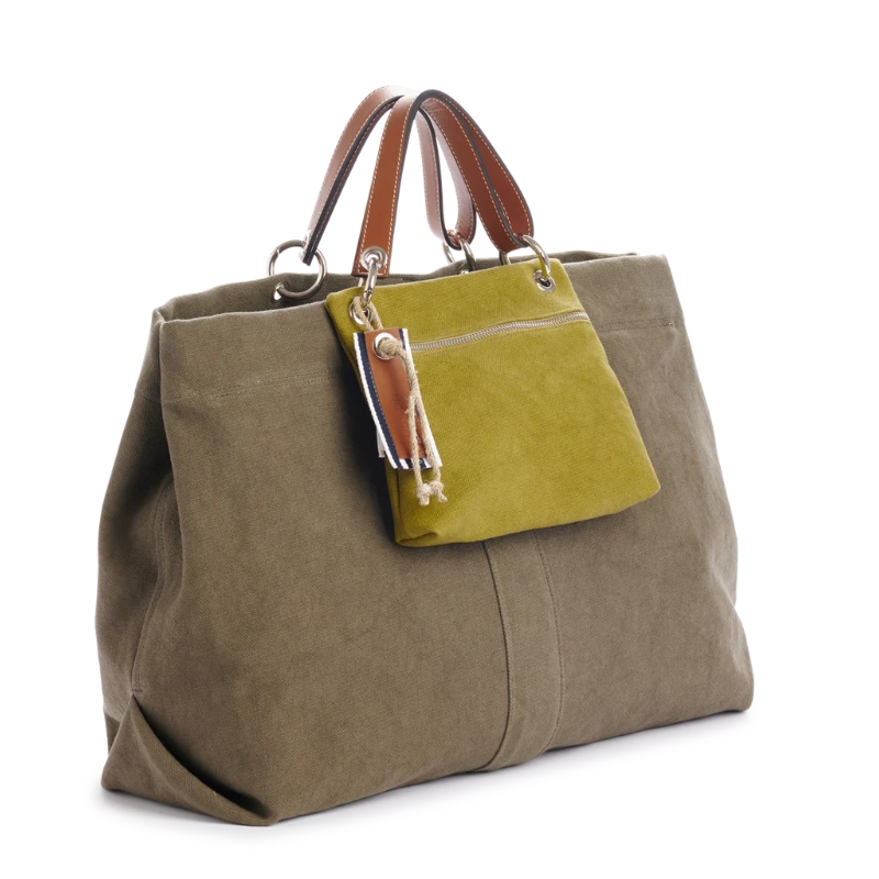 pochette yole en coton olive accrochee à un sac canotage large kaki