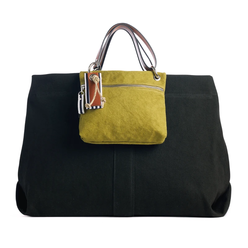 pochette yole en coton olive accrochee à un sac canotage large noir