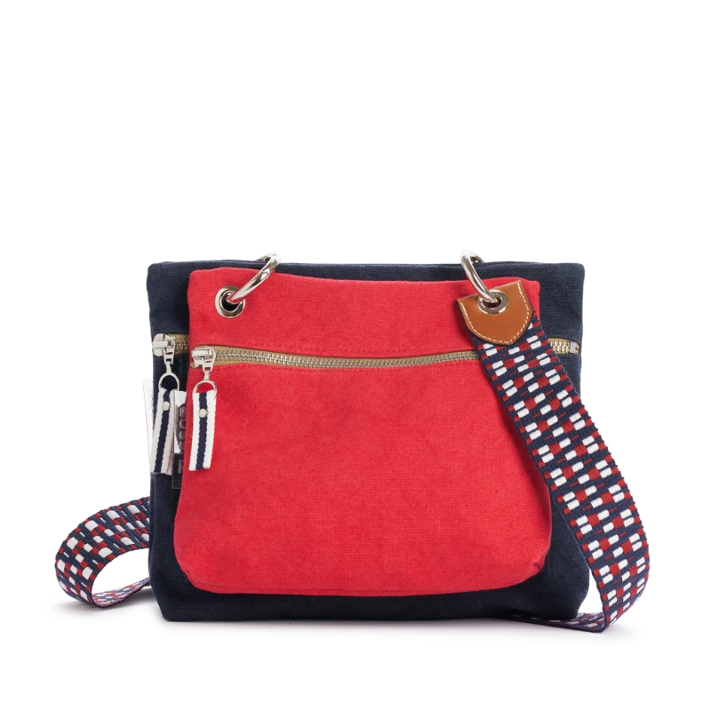 pochette yole en coton rouge accrochee sur un equipier marine avec une sangle la française et des mousquetons
