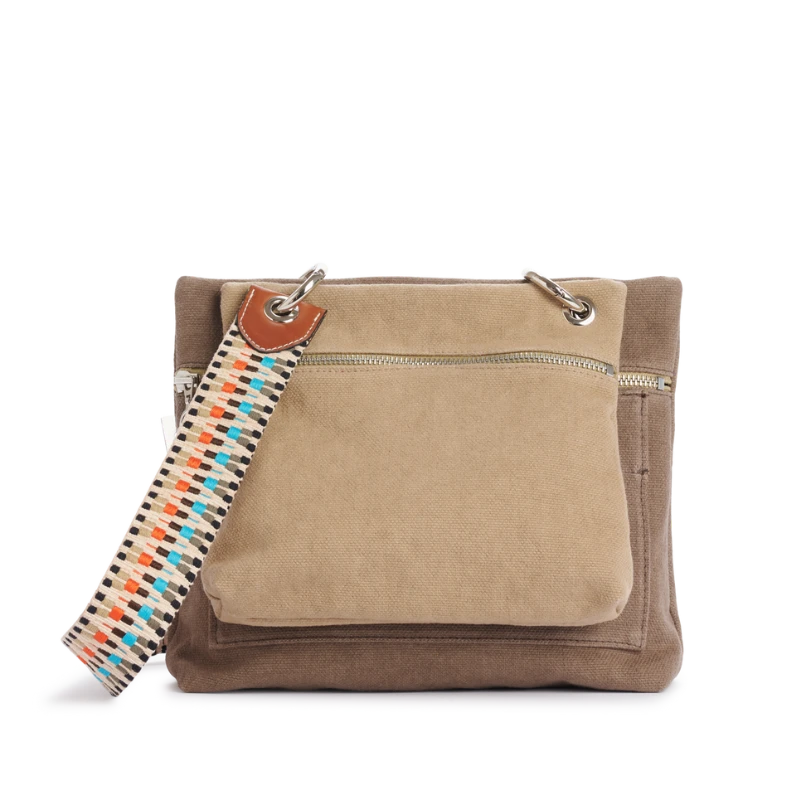 pochette yole en coton sable accroche sur un equipier taupe avec des mousquetons et une sangle quetzal