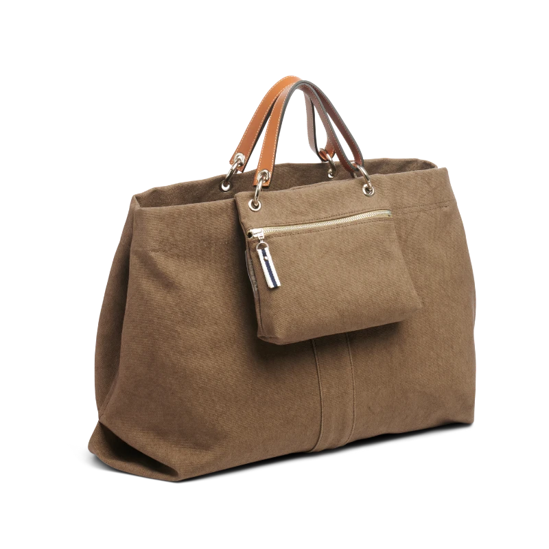 pochette yole en coton taupe accrochée sur un sac canotage large taupe