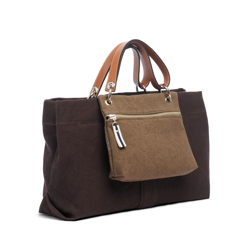 pochette yole en coton taupe accrochée sur un sac canotage medium chocolat