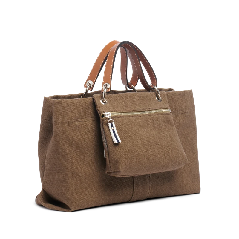 pochette yole en coton taupe accrochée sur un sac canotage medium taupe