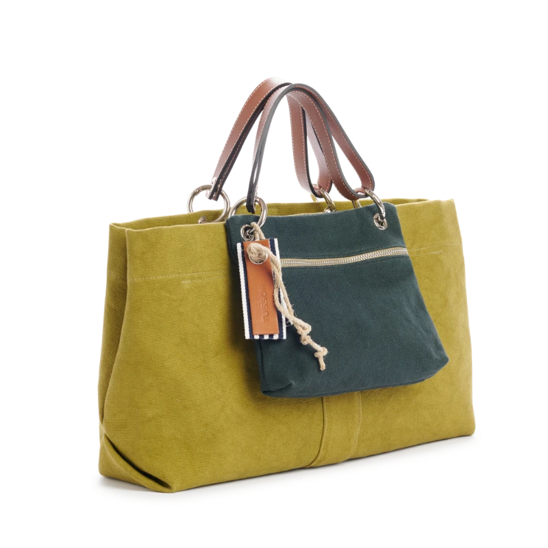 pochette yole en coton vert foret accrochée sur un sac canotage medium olive