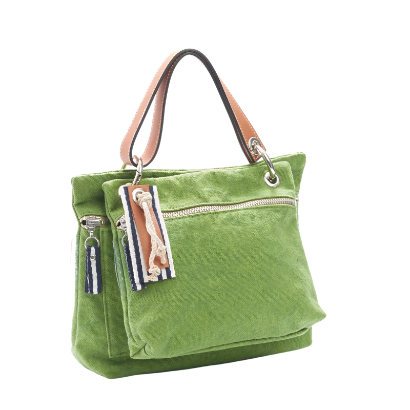 pochette yole en coton vert accrochée sur un equipier vert avec une anse canotage en cuir gold