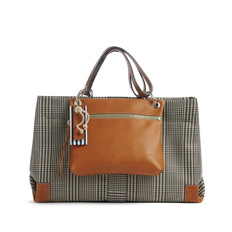 pochette yole en cuir naturel gold accrochee sur un sac canotage en polyester prince de Galles