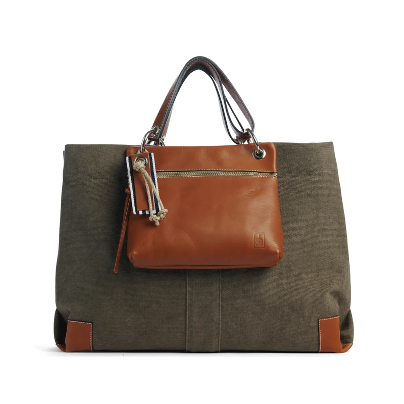 pochette yole en cuir naturel gold accrochee sur un sac canotage working kaki