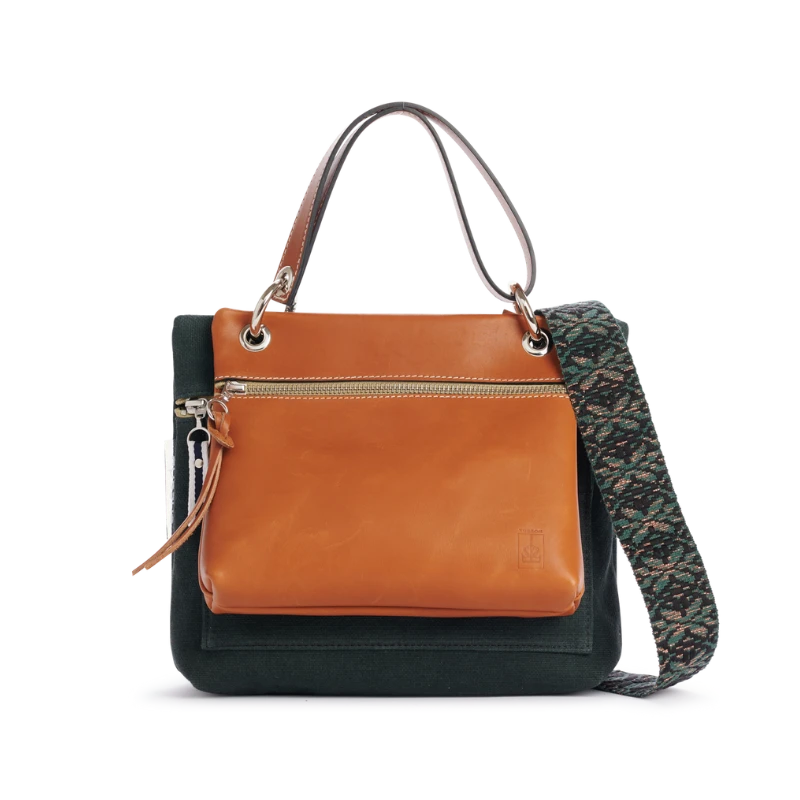 pochette yole en cuir naturel gold accrochee sur un equipier marine avec une anse canotage en cuir et une sangle floque brillant marine