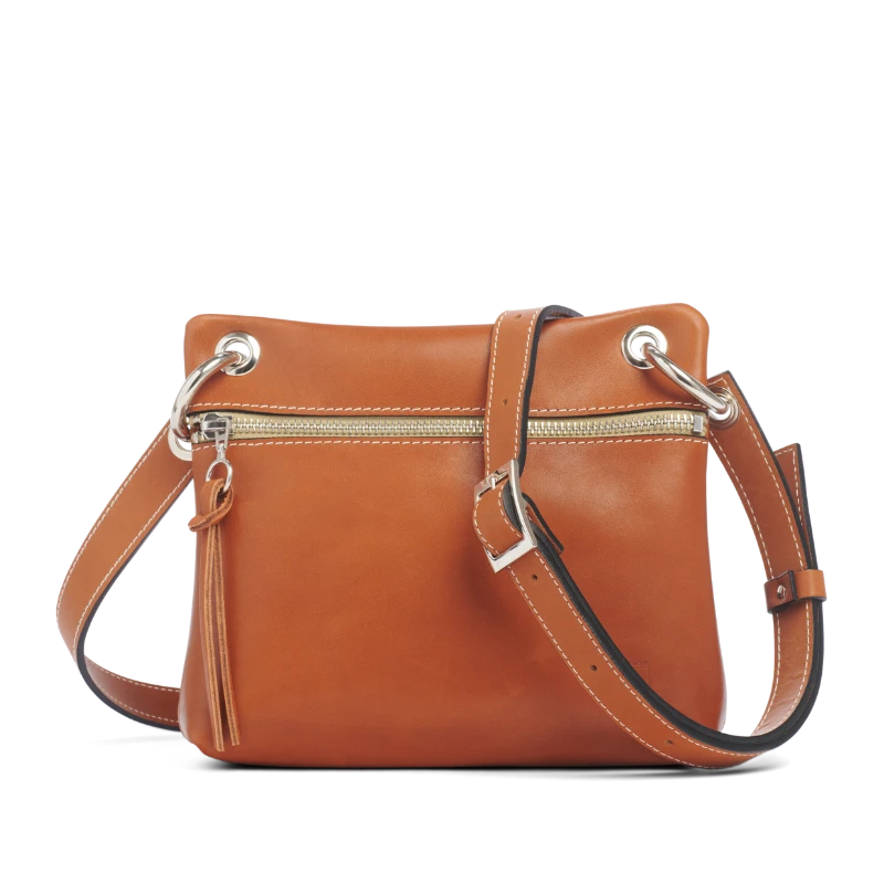 pochette yole en cuir naturel gold accrochee à une sangle réglable en cuir gold