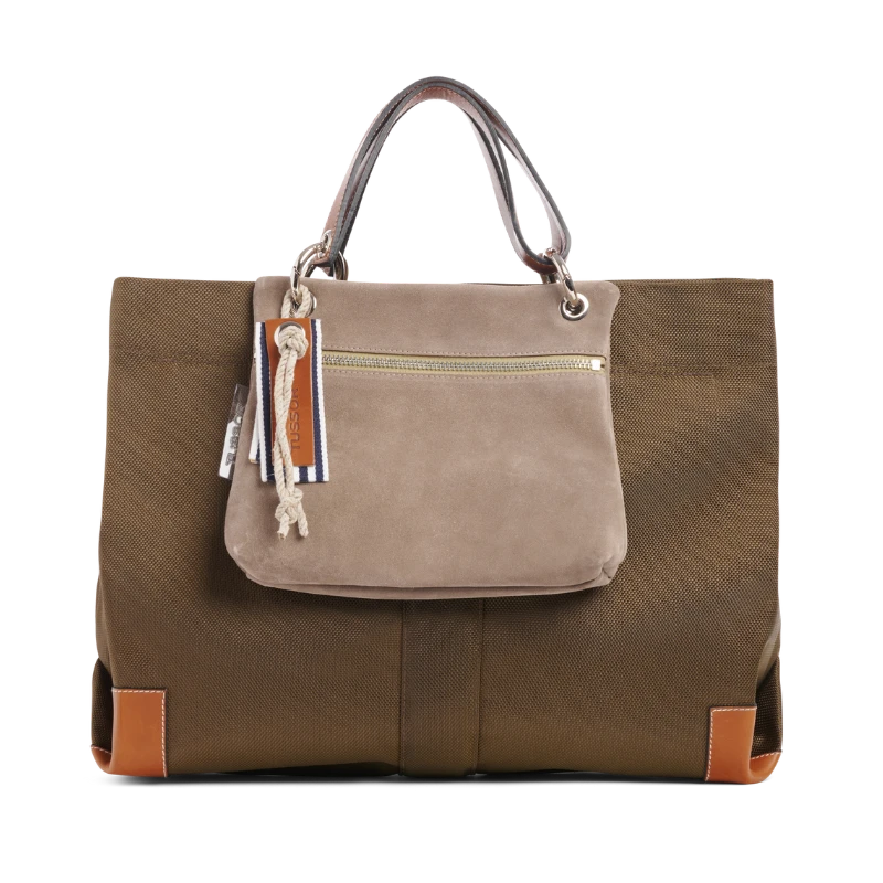 pochette yole en cuir vachette velours galet accroché à un sac canotage working en polyester givre kaki