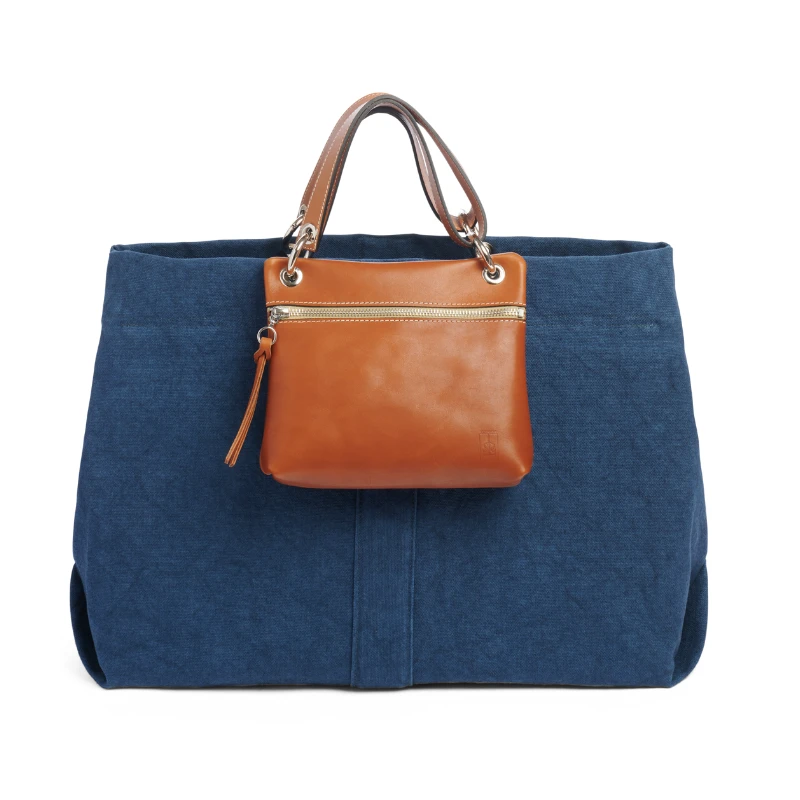 sac modulable en coton bleu canard, pour le week-end, avec des anses en cuir naturel et sa pochette yole en cuir naturel