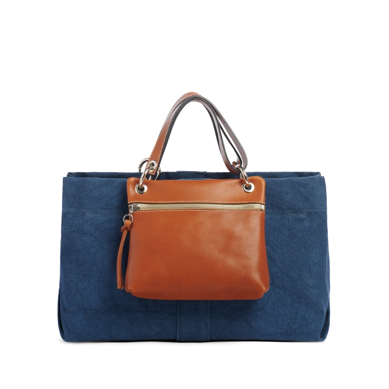 sac de ville modulable en coton bleu canard avec ses anses en cuir gold et sa pochette mobile corail