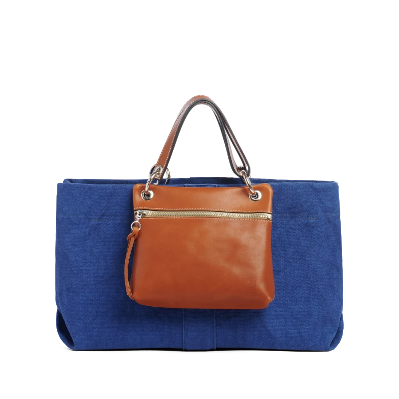 sac de ville modulable en coton bleu roi avec des anses en cuir naturel et sa pochette yole cuir gold