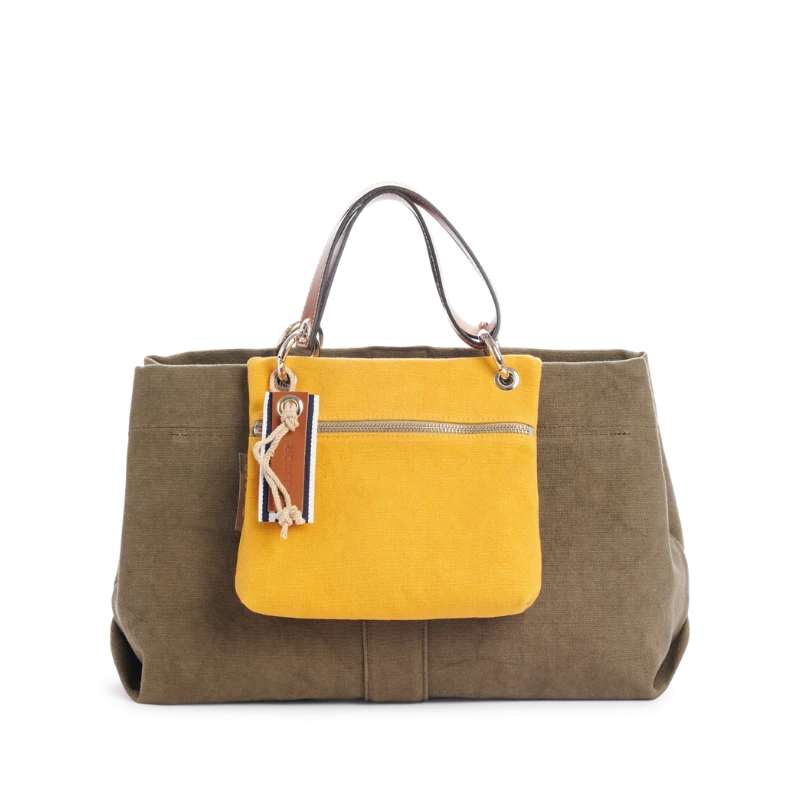 sac de ville modulable en coton kaki avec des anses en cuir naturel et sa pochette yole jaune