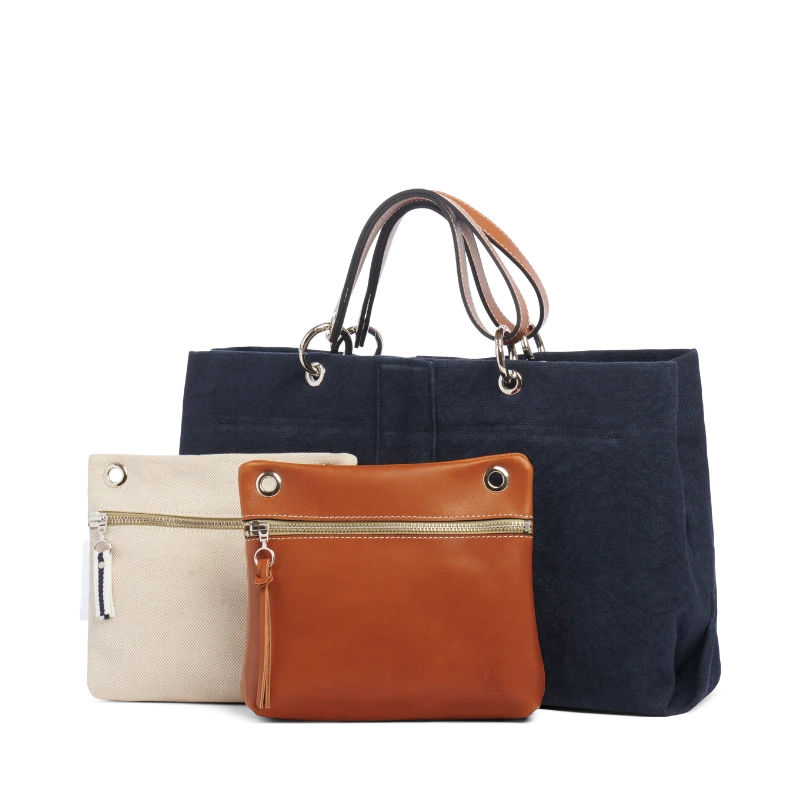 sac de ville modulable en coton marine avec des anses en cuir naturel et ses pochettes écrue et cuir gold