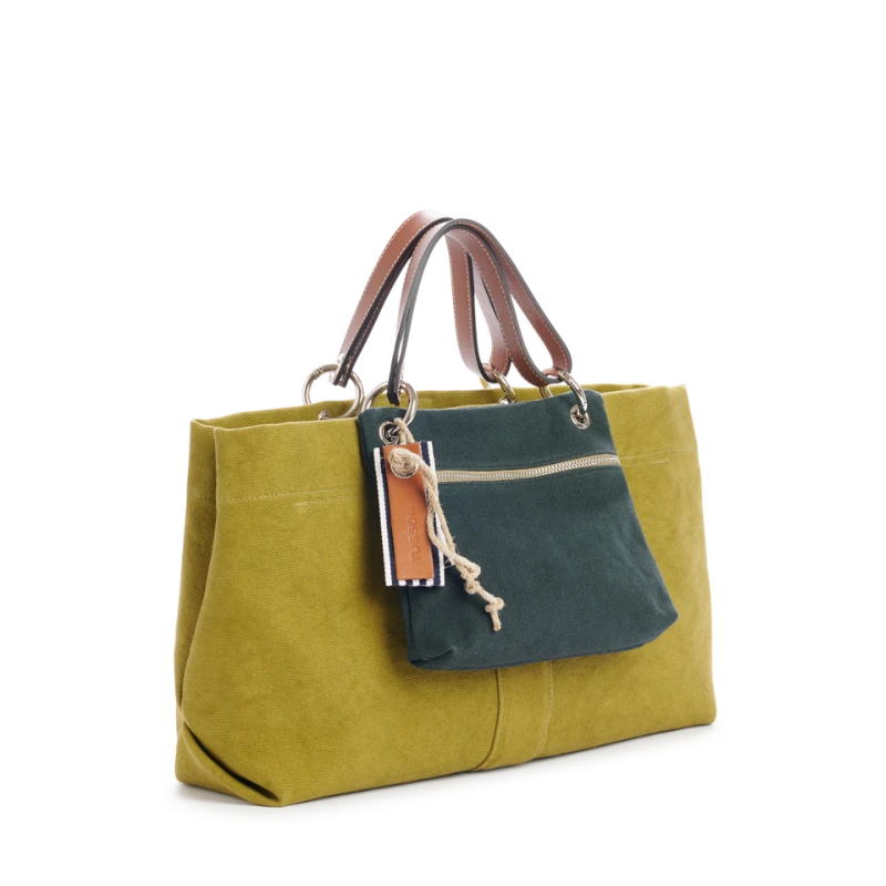 sac de ville modulable en coton olive et ses anses en cuir naturel et sa yole verte pour une femme architecte
