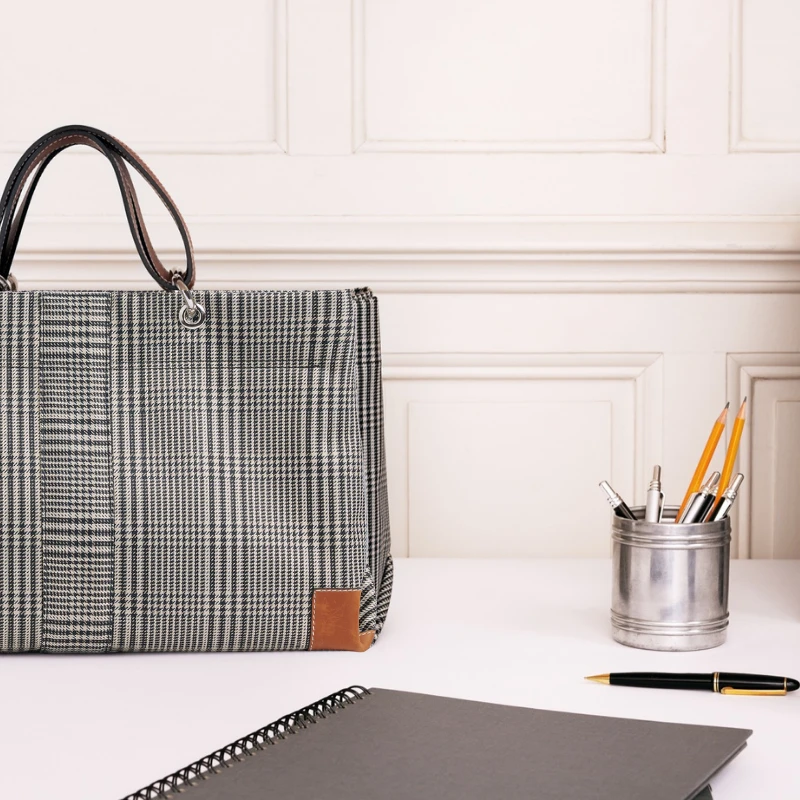 sac de ville modulable en polyester prince de Galles avec des anses en cuir naturel et sa pochette cuir gold
