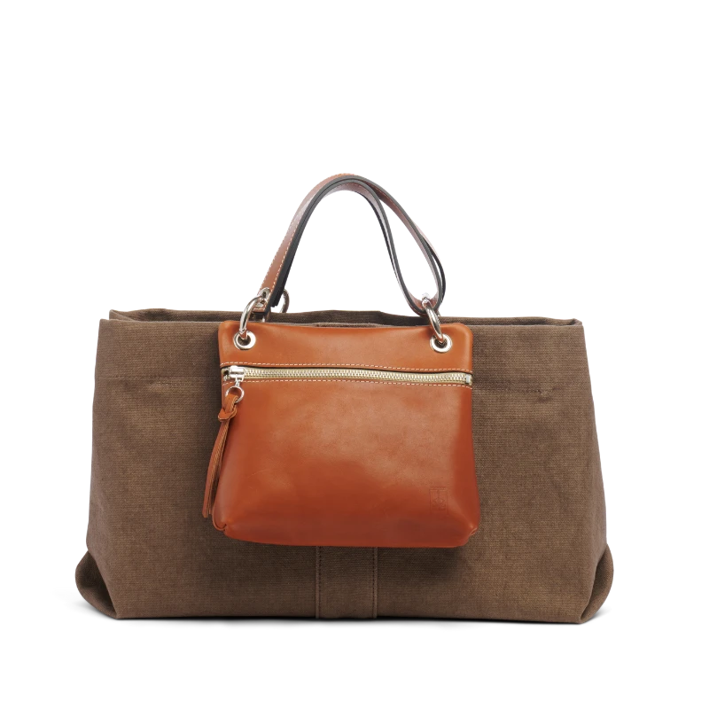 sac de ville modulable en coton marine avec des anses en cuir naturel et sa pochette yole taupe
