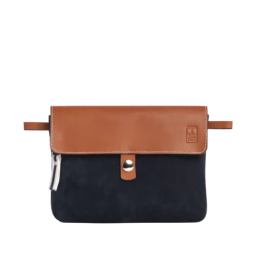 pochette amovible en cuir nubuck veau bleu marine et son rabat en cuir gold