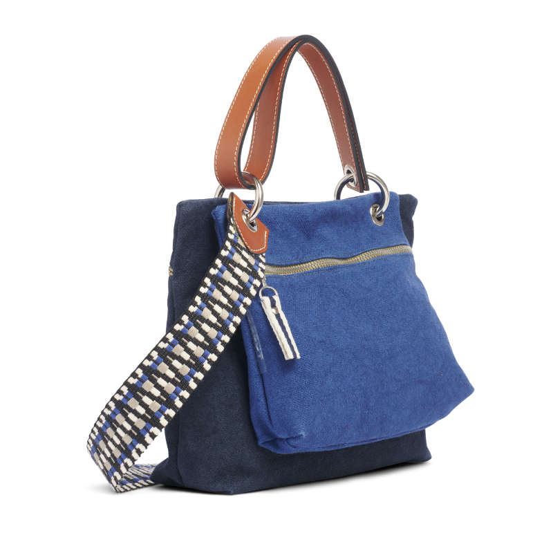 pochette yole en coton bleu roi accrochee sur un equipier marine avec une anse canotage en cuir gold et une sangle classique chic