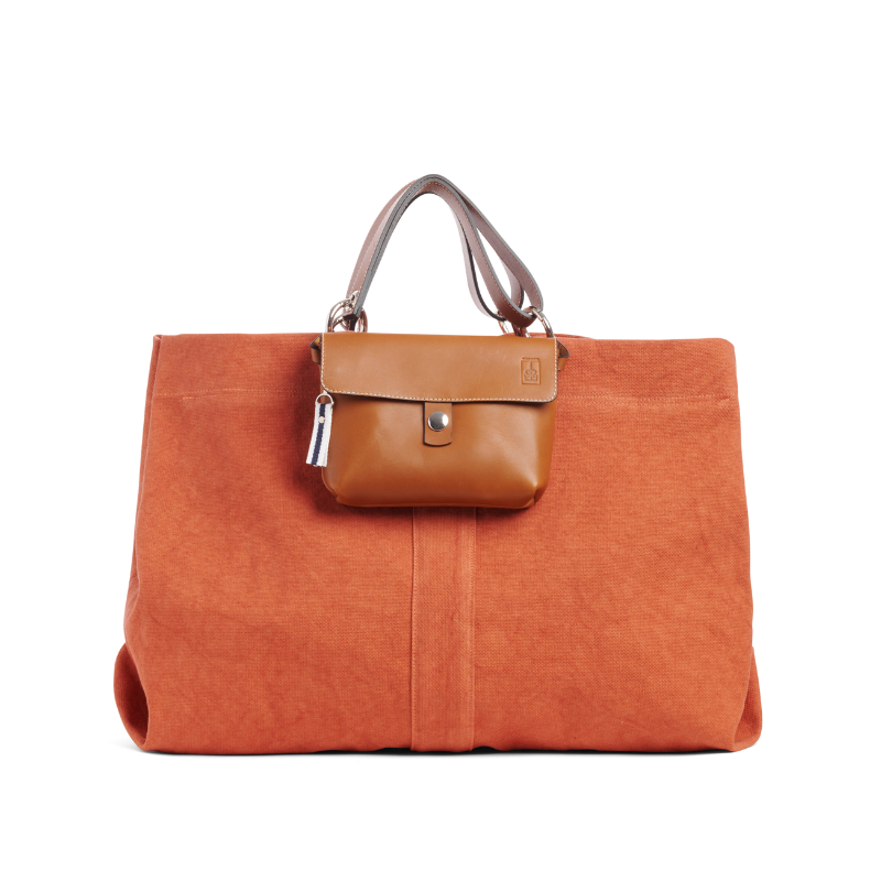 pochette mobile amovible en cuir veau gold sur un sac canotage large en coton brique